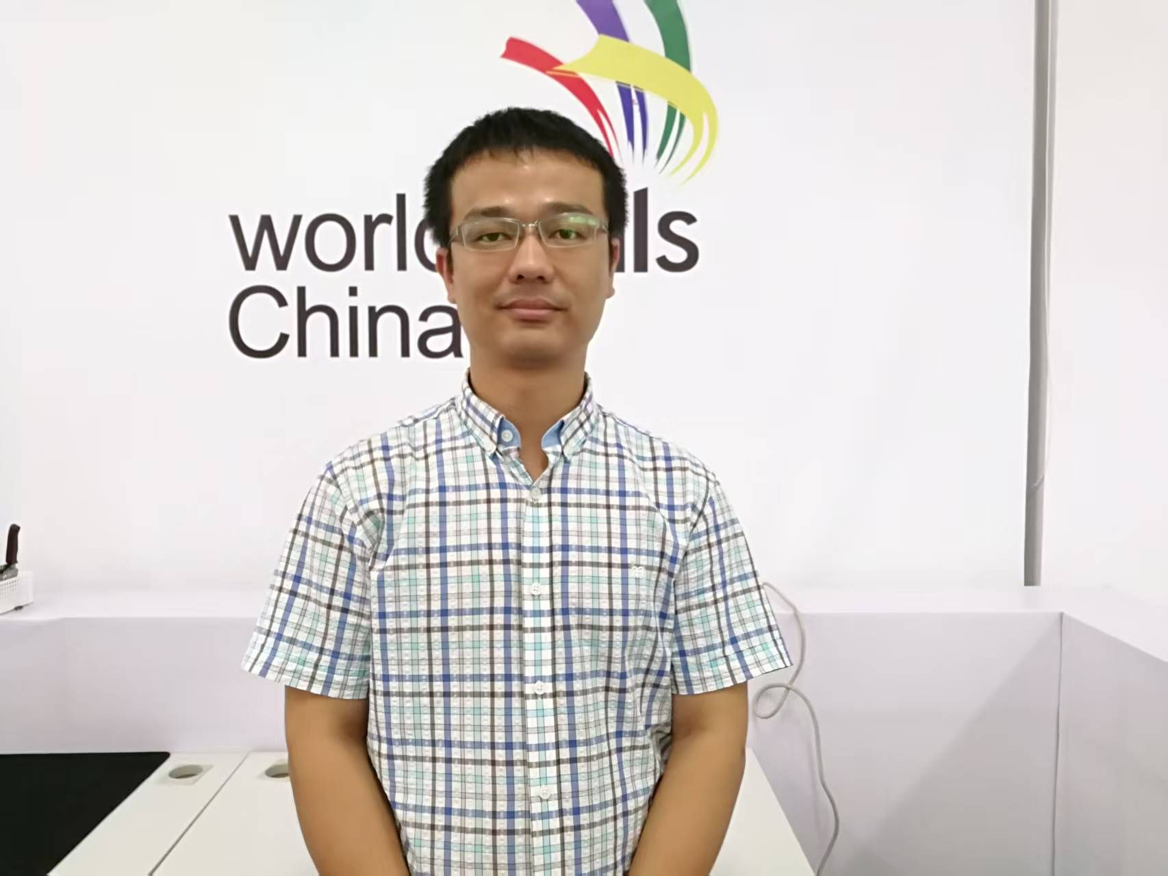 男人的照片上写着字描述已自动生成